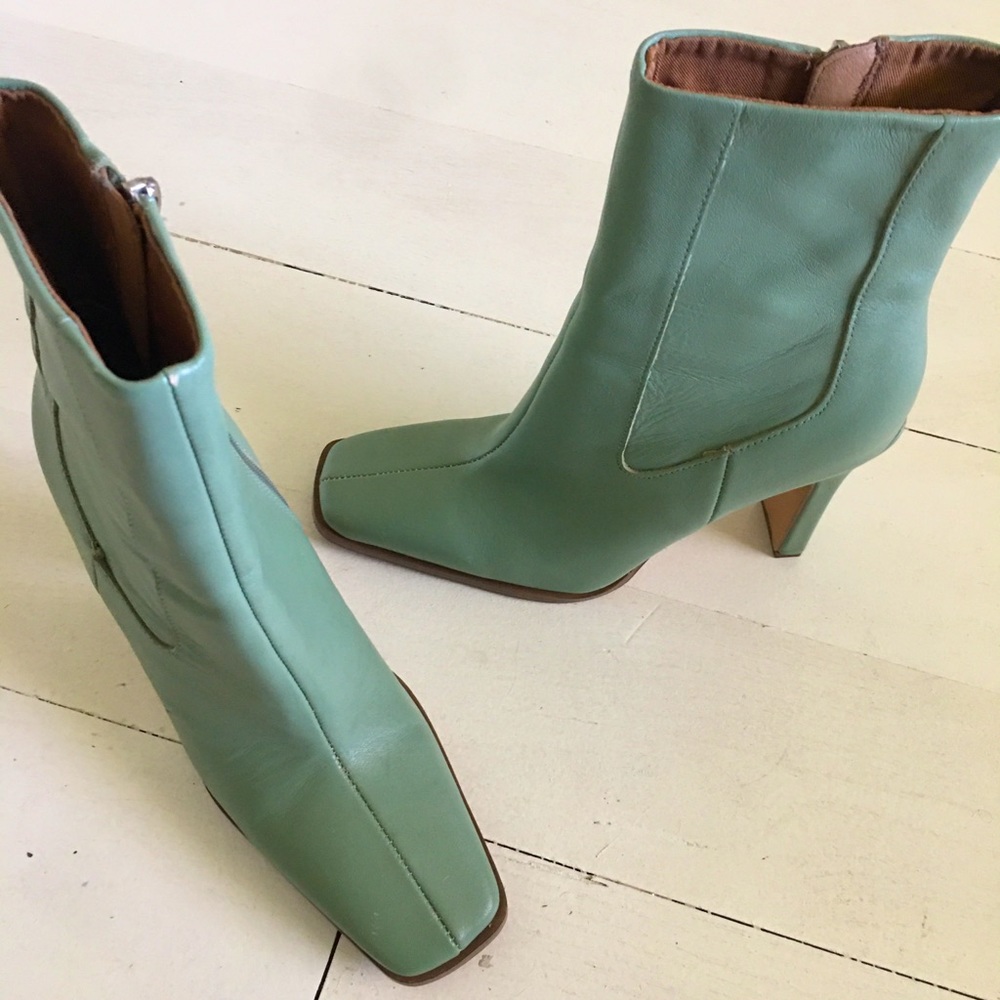 Square boots 👢